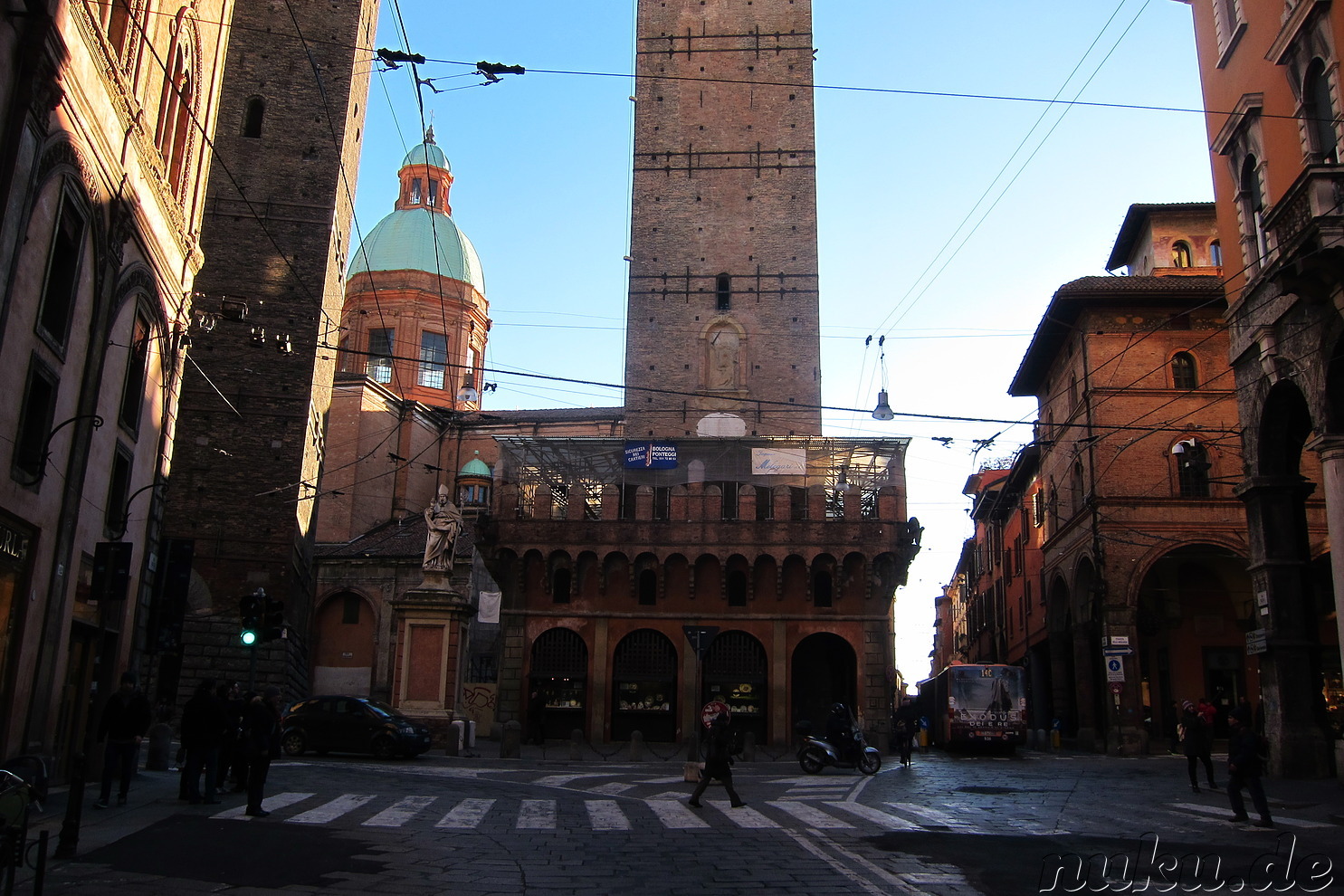 https://mdw-travel-data-us-east-1.s3.amazonaws.com/img/country/Italy/Le-Due-Torri/img_03.jpg