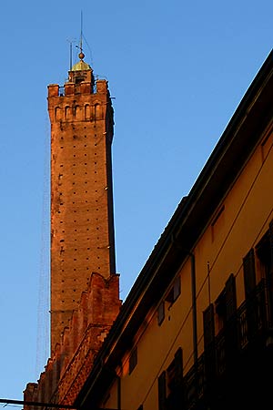 https://mdw-travel-data-us-east-1.s3.amazonaws.com/img/country/Italy/Le-Due-Torri/img_05.jpg