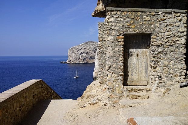 https://mdw-travel-data-us-east-1.s3.amazonaws.com/img/country/Italy/Leavingston-Grotto/img_03.jpg