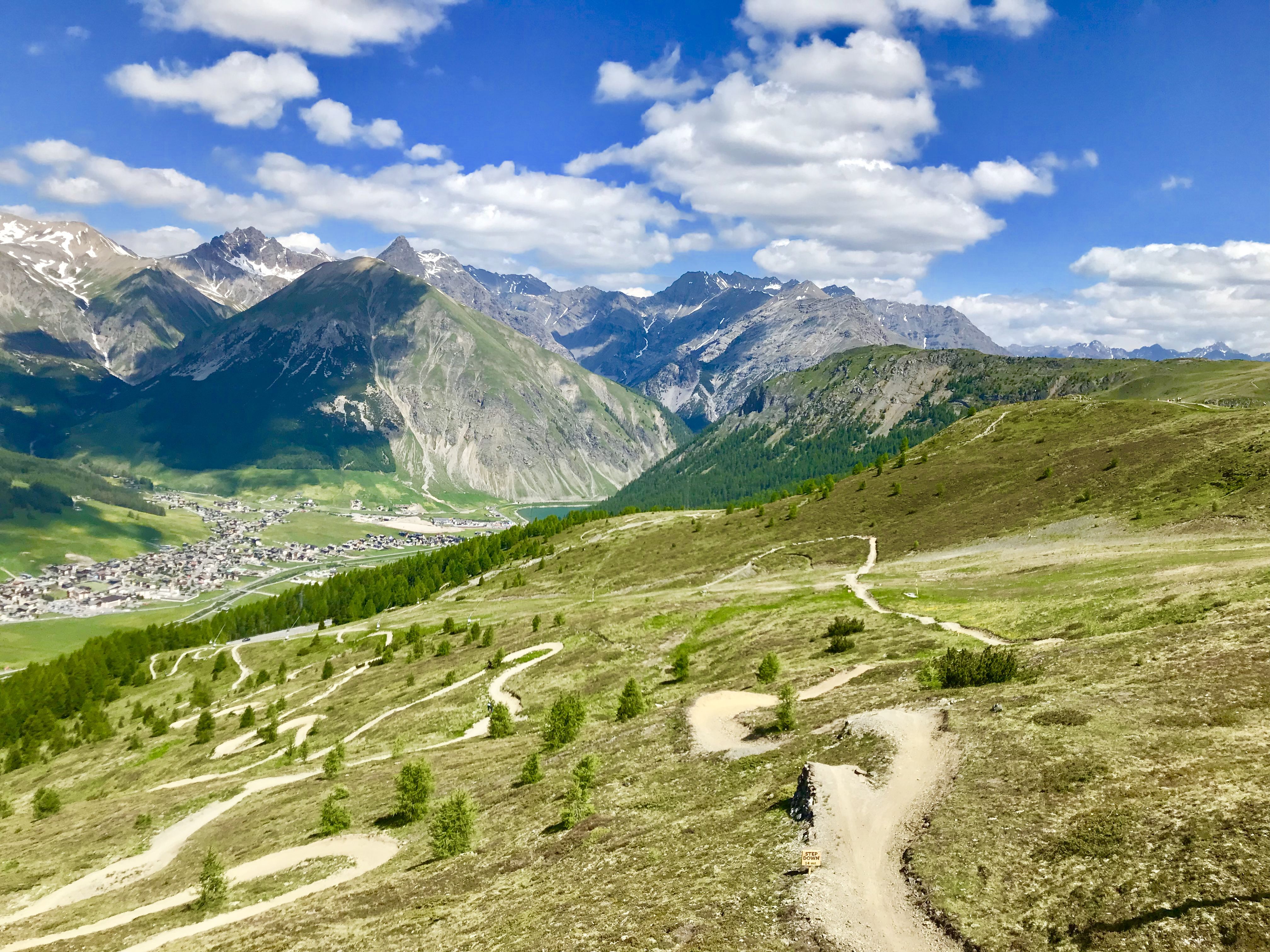 https://mdw-travel-data-us-east-1.s3.amazonaws.com/img/country/Italy/Livigno/img_01.jpg