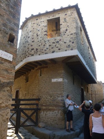 https://mdw-travel-data-us-east-1.s3.amazonaws.com/img/country/Italy/Lupanar-of-Pompeii/img_02.jpg
