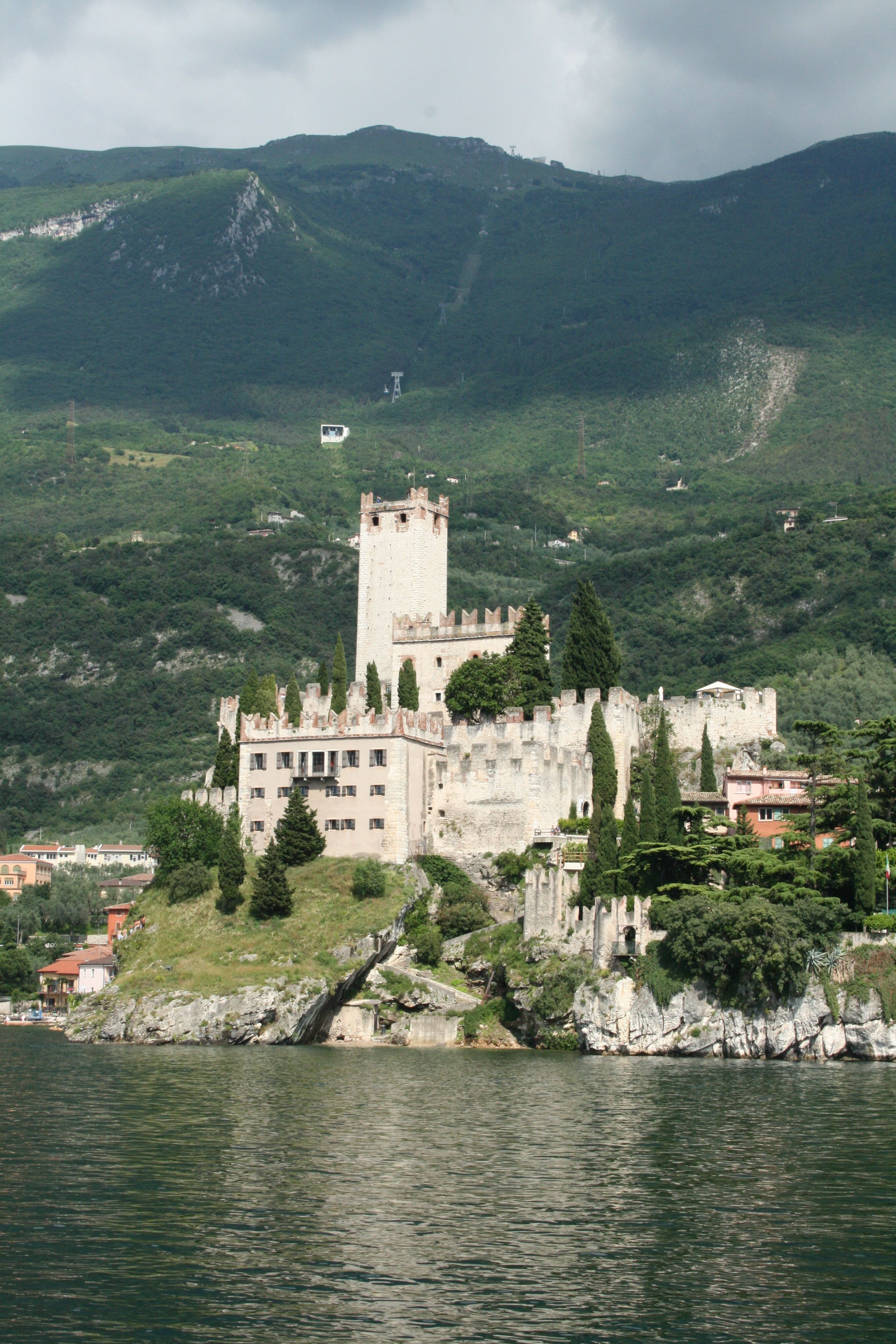 https://mdw-travel-data-us-east-1.s3.amazonaws.com/img/country/Italy/Malcesine/img_02.jpg