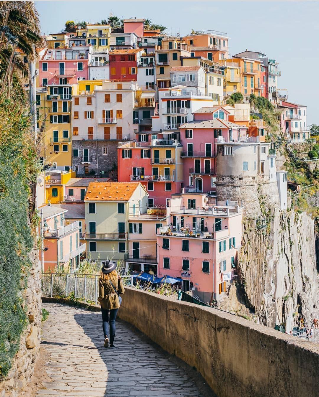 https://mdw-travel-data-us-east-1.s3.amazonaws.com/img/country/Italy/Manarola/img_02.jpg