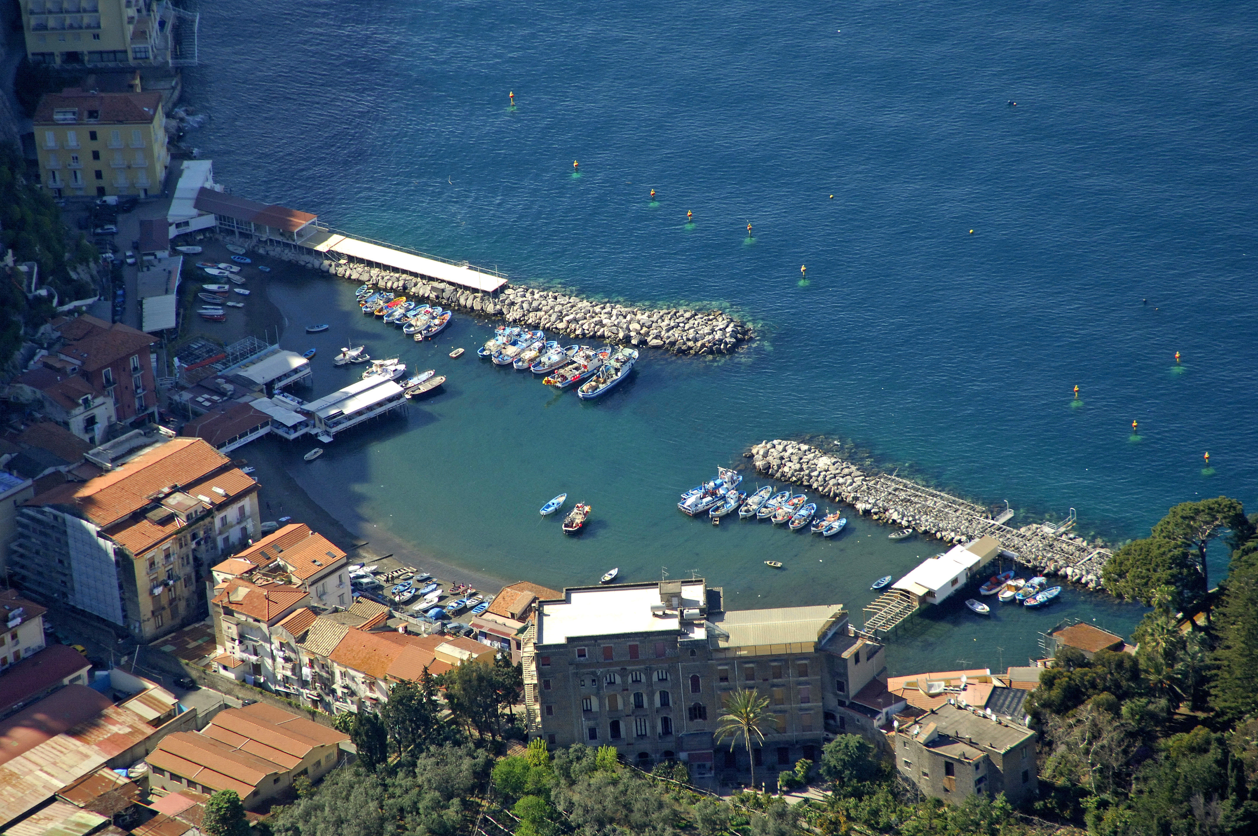https://mdw-travel-data-us-east-1.s3.amazonaws.com/img/country/Italy/Marina-Grande/img_01.jpg