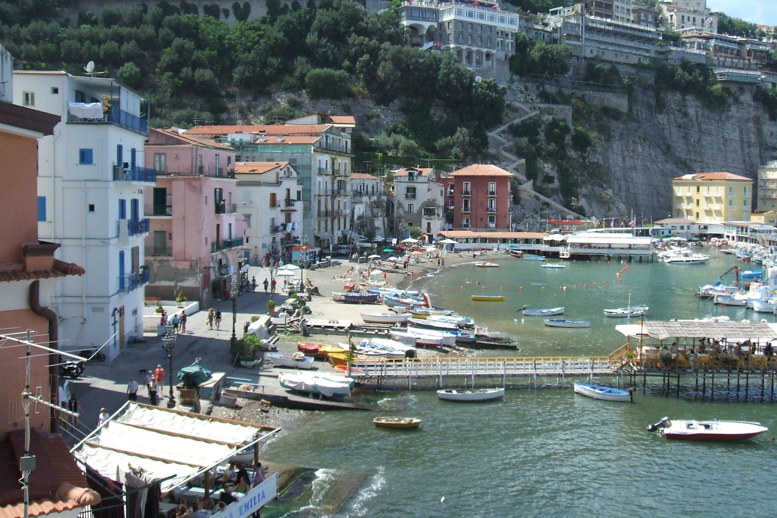 https://mdw-travel-data-us-east-1.s3.amazonaws.com/img/country/Italy/Marina-Grande/img_02.jpg