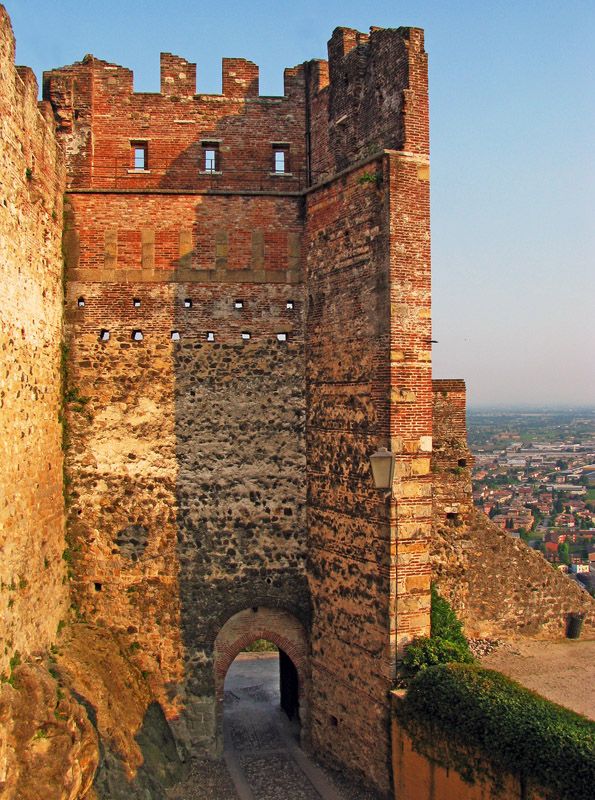 https://mdw-travel-data-us-east-1.s3.amazonaws.com/img/country/Italy/Marostica/img_01.jpg