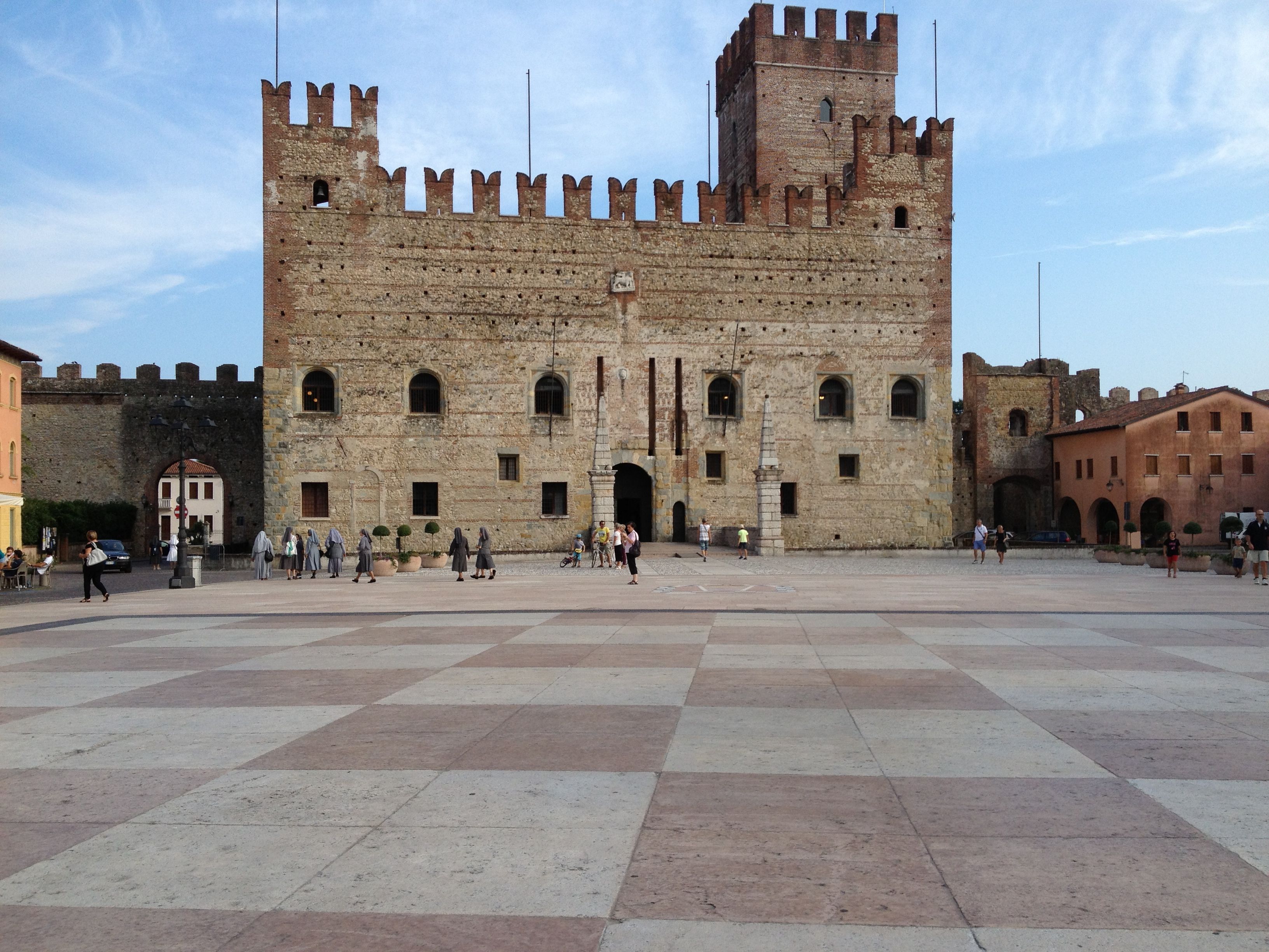 https://mdw-travel-data-us-east-1.s3.amazonaws.com/img/country/Italy/Marostica/img_02.jpg