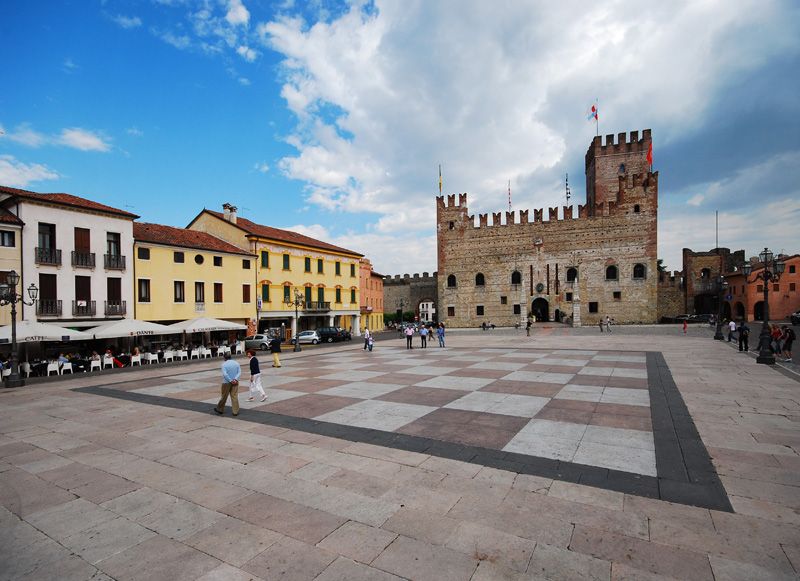 https://mdw-travel-data-us-east-1.s3.amazonaws.com/img/country/Italy/Marostica/img_03.jpg
