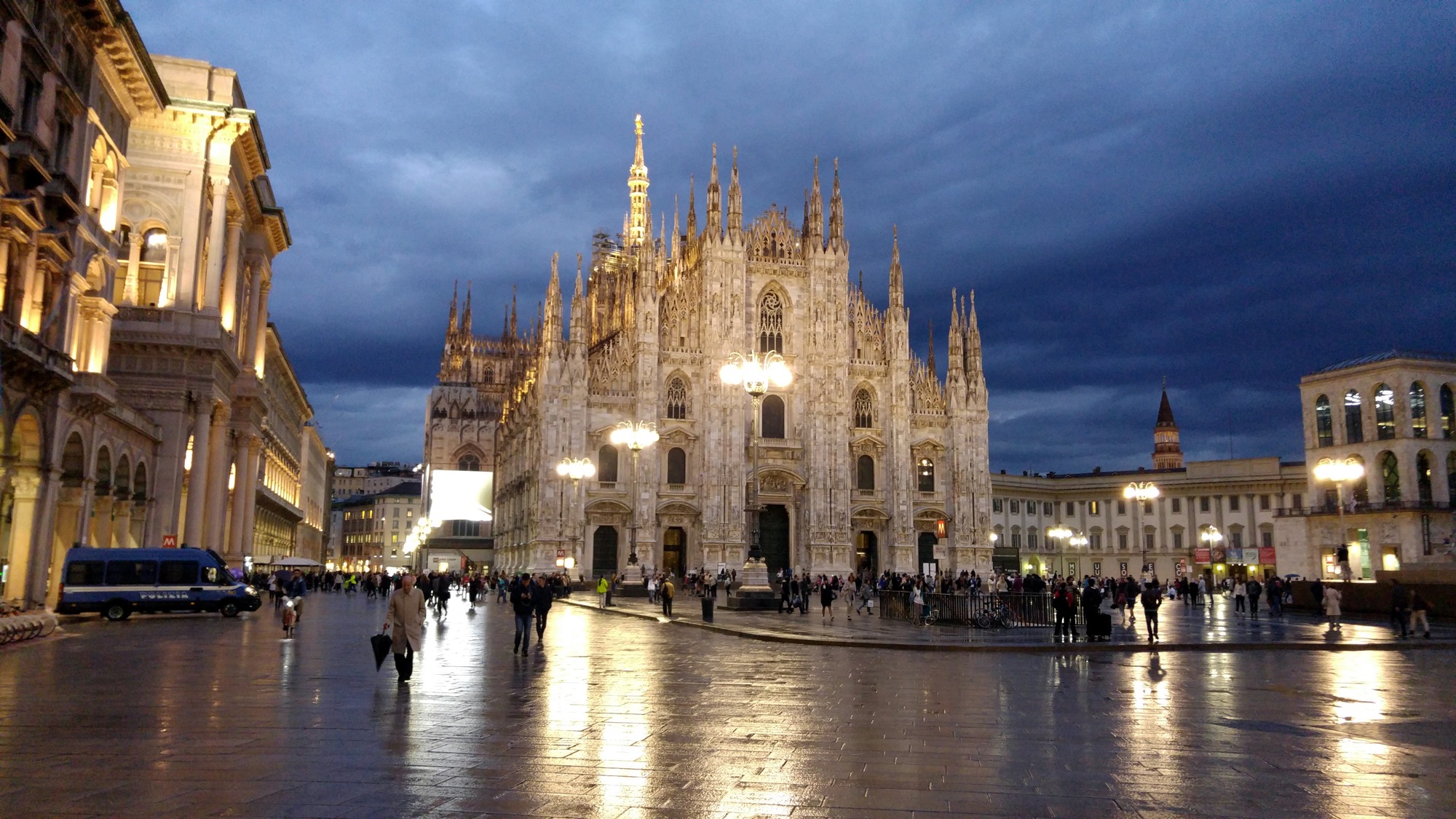https://mdw-travel-data-us-east-1.s3.amazonaws.com/img/country/Italy/Milan-Cathedral/img_03.jpg