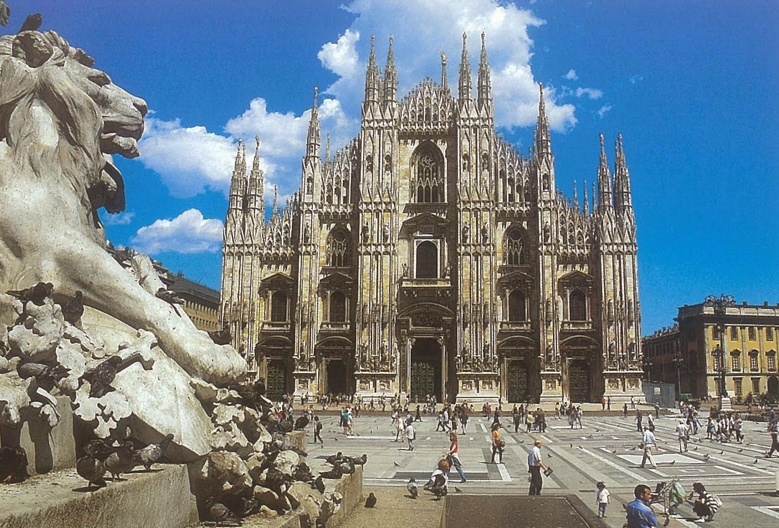 https://mdw-travel-data-us-east-1.s3.amazonaws.com/img/country/Italy/Milan-Cathedral/img_04.jpg