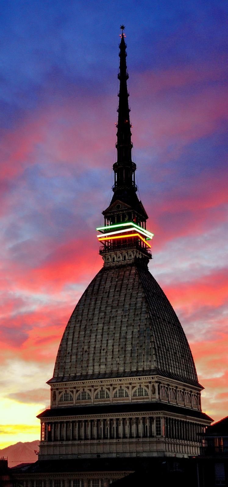 https://mdw-travel-data-us-east-1.s3.amazonaws.com/img/country/Italy/Mole-Antonelliana/img_03.jpg