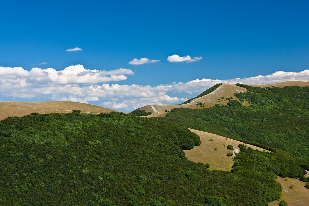 https://mdw-travel-data-us-east-1.s3.amazonaws.com/img/country/Italy/Monte-Serra/img_03.jpg