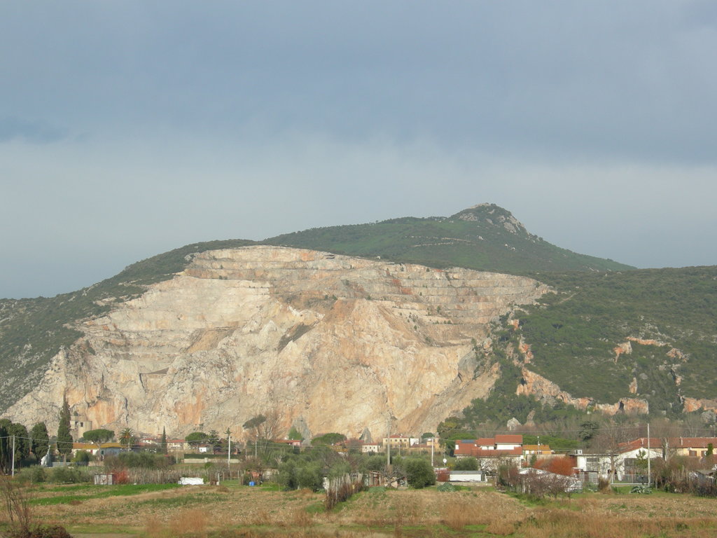 https://mdw-travel-data-us-east-1.s3.amazonaws.com/img/country/Italy/Monte-Serra/img_05.jpg
