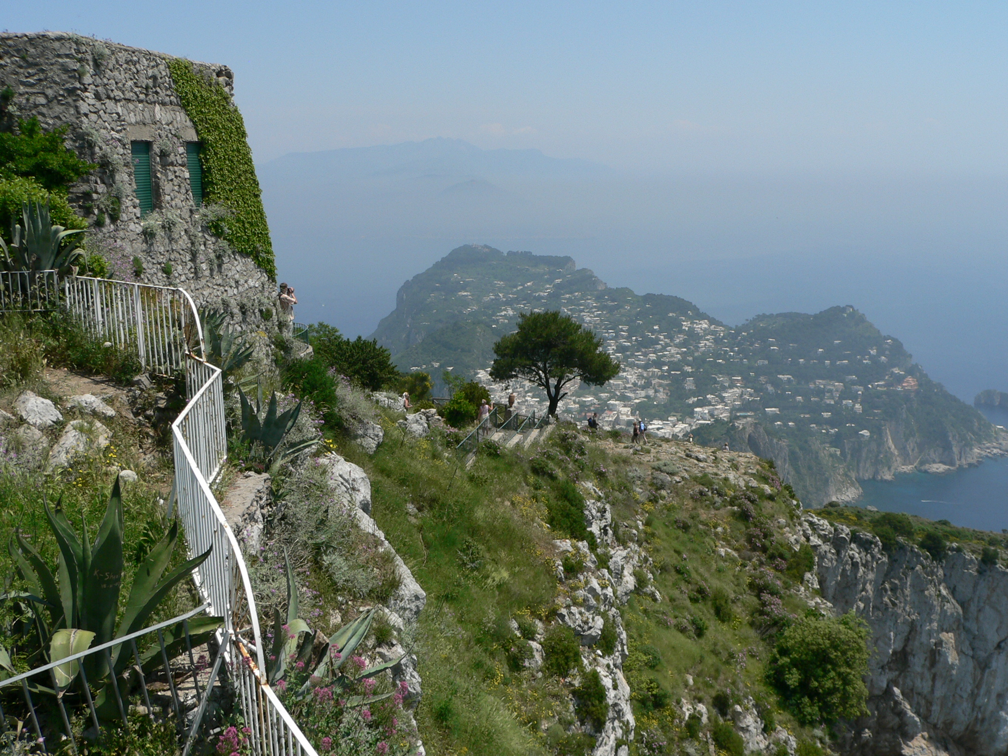 https://mdw-travel-data-us-east-1.s3.amazonaws.com/img/country/Italy/Monte-Solaro/img_01.jpg