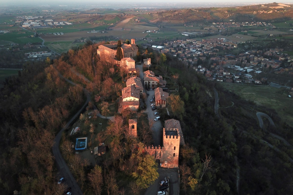 https://mdw-travel-data-us-east-1.s3.amazonaws.com/img/country/Italy/Monteveglio/img_02.jpg