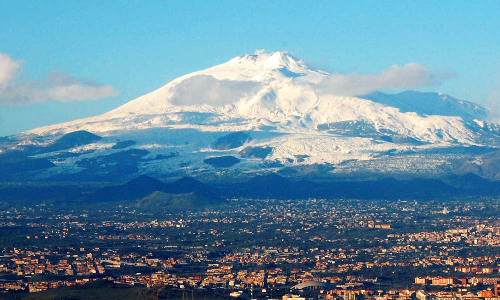 https://mdw-travel-data-us-east-1.s3.amazonaws.com/img/country/Italy/Mount-Etna/img_02.jpg