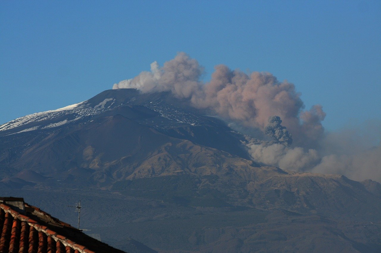 https://mdw-travel-data-us-east-1.s3.amazonaws.com/img/country/Italy/Mount-Etna/img_03.jpg