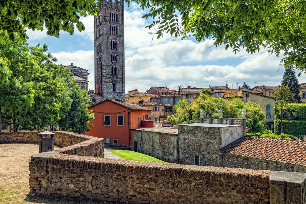 https://mdw-travel-data-us-east-1.s3.amazonaws.com/img/country/Italy/Mura-di-Lucca/img_02.jpg