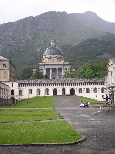 https://mdw-travel-data-us-east-1.s3.amazonaws.com/img/country/Italy/Oropa-Sanctuary/img_02.jpg