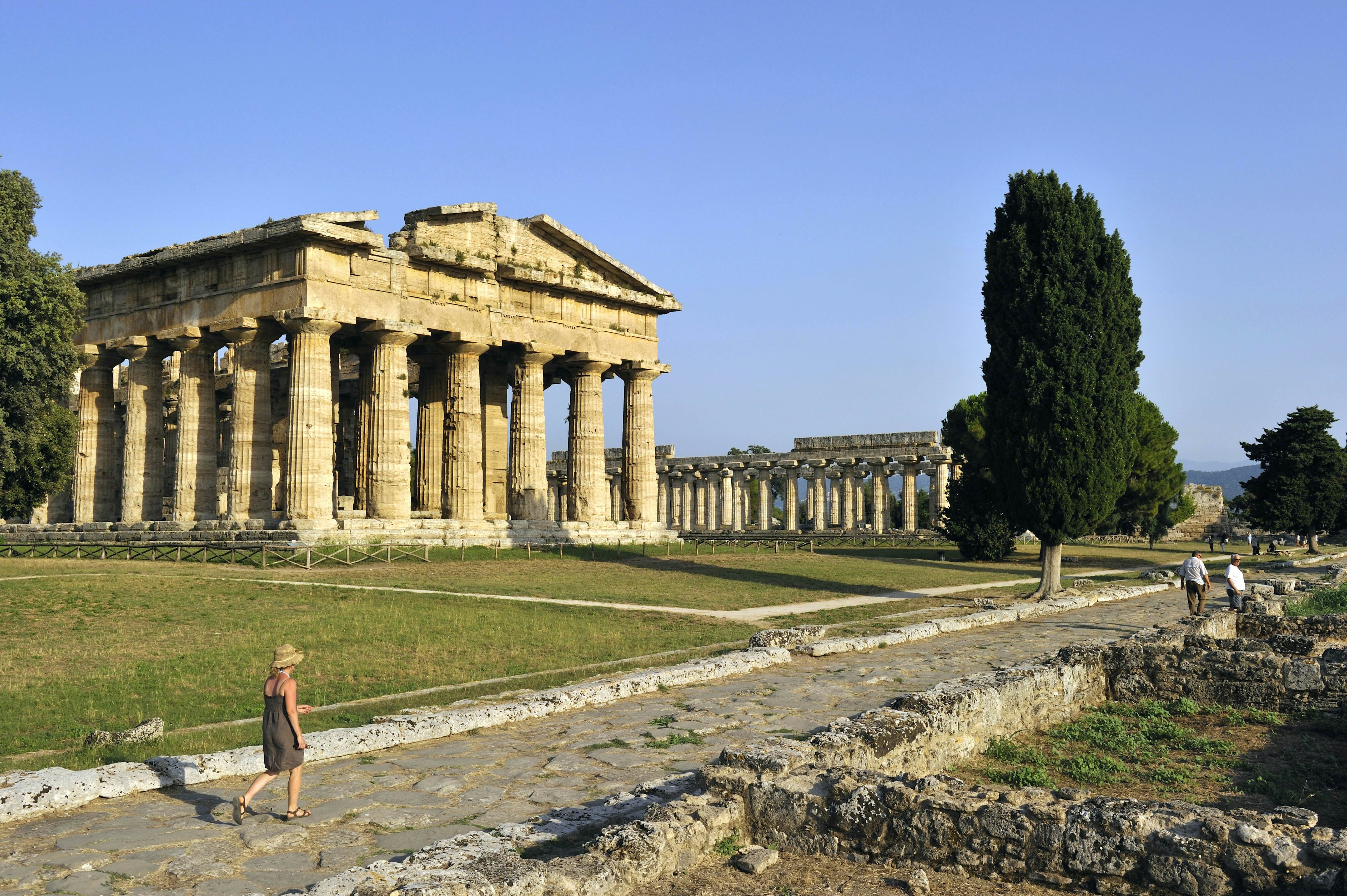 https://mdw-travel-data-us-east-1.s3.amazonaws.com/img/country/Italy/Paestum/img_01.jpg