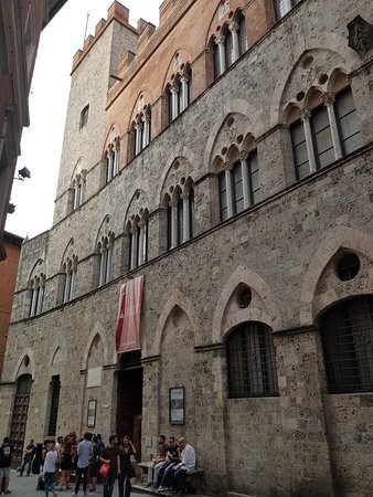 https://mdw-travel-data-us-east-1.s3.amazonaws.com/img/country/Italy/Palazzo-Chigi-Saracini/img_01.jpg