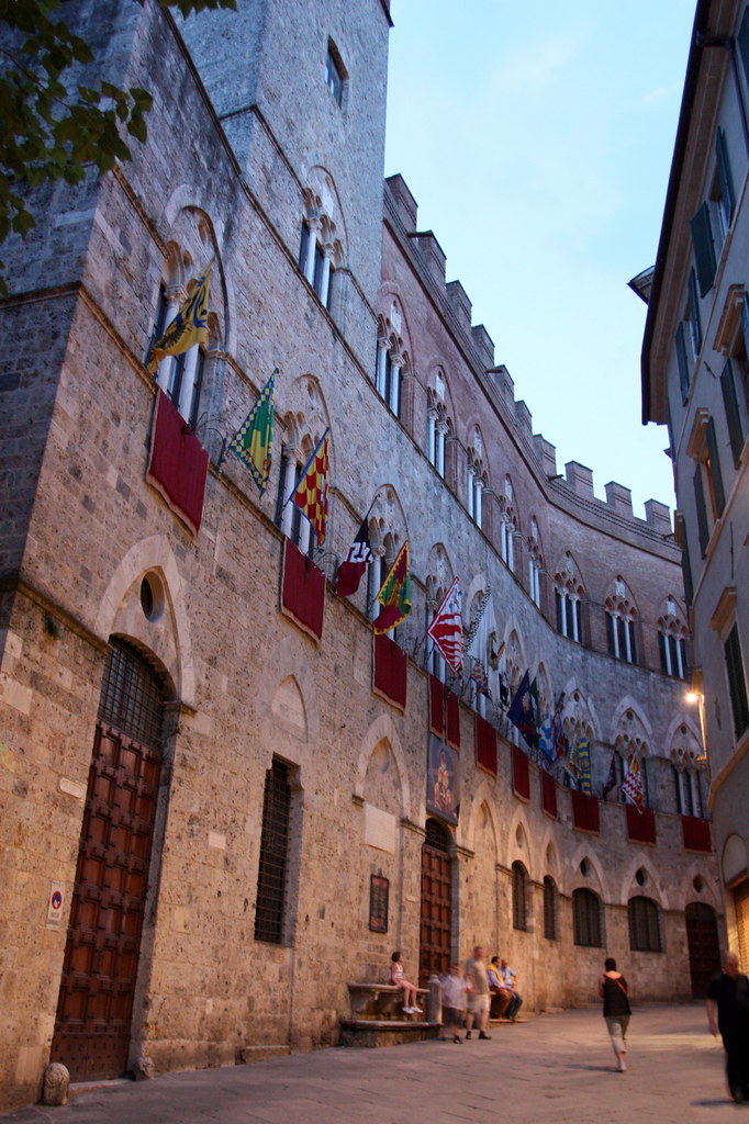 https://mdw-travel-data-us-east-1.s3.amazonaws.com/img/country/Italy/Palazzo-Chigi-Saracini/img_03.jpg