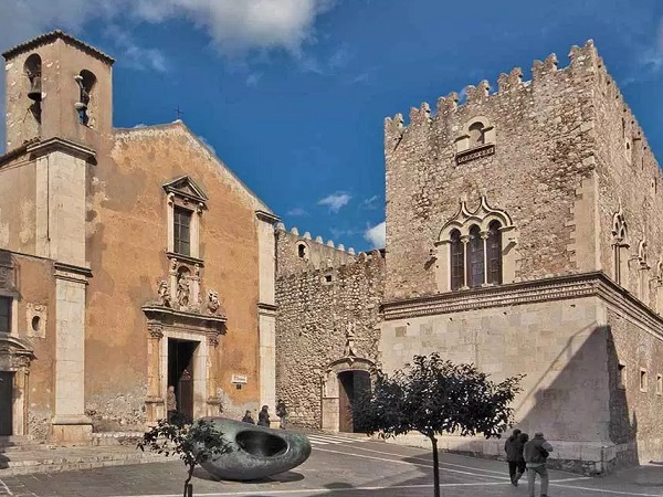 https://mdw-travel-data-us-east-1.s3.amazonaws.com/img/country/Italy/Palazzo-Corvaja/img_01.jpg