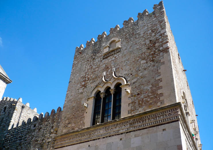 https://mdw-travel-data-us-east-1.s3.amazonaws.com/img/country/Italy/Palazzo-Corvaja/img_02.jpg