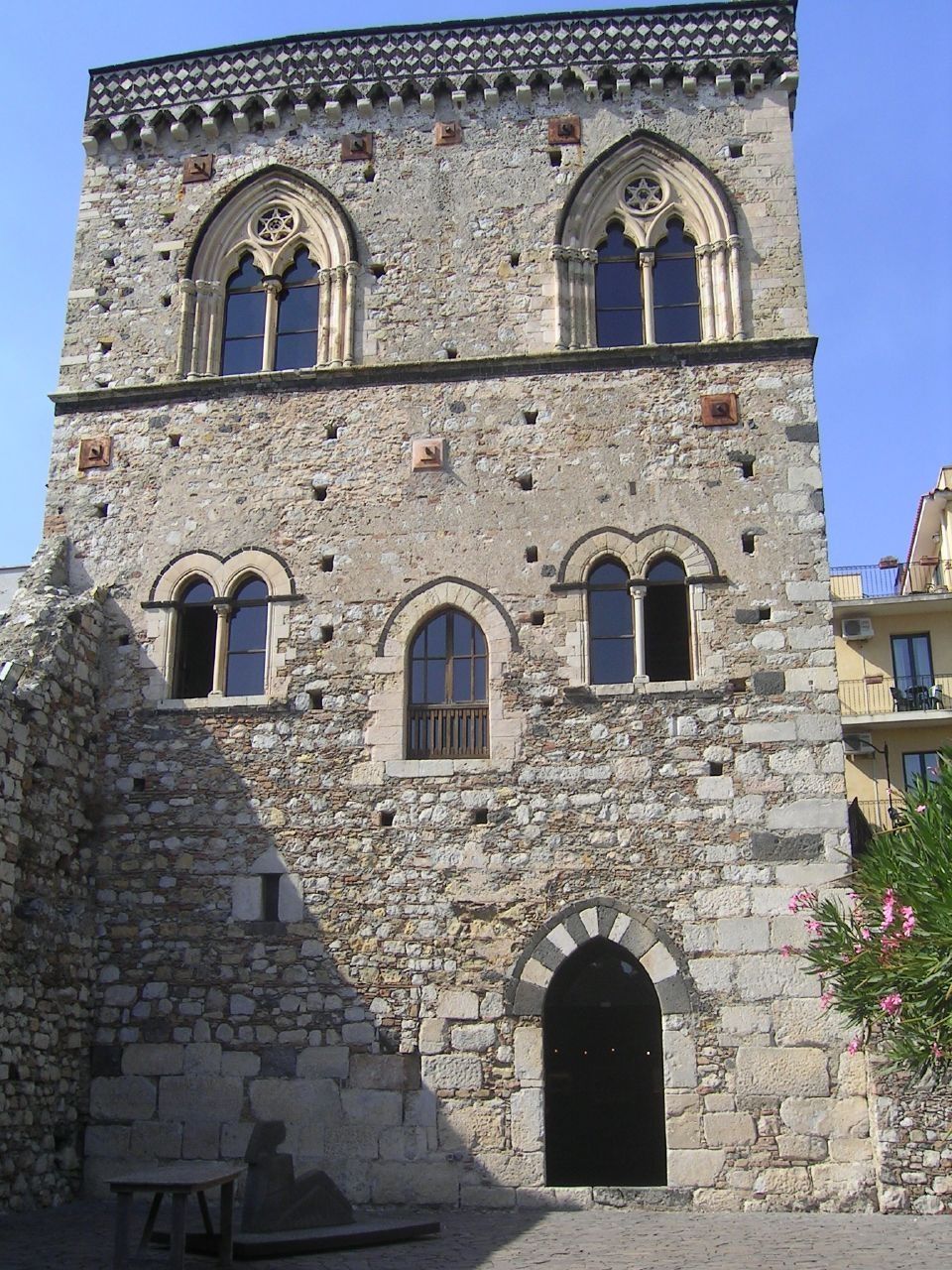 https://mdw-travel-data-us-east-1.s3.amazonaws.com/img/country/Italy/Palazzo-Corvaja/img_03.jpg