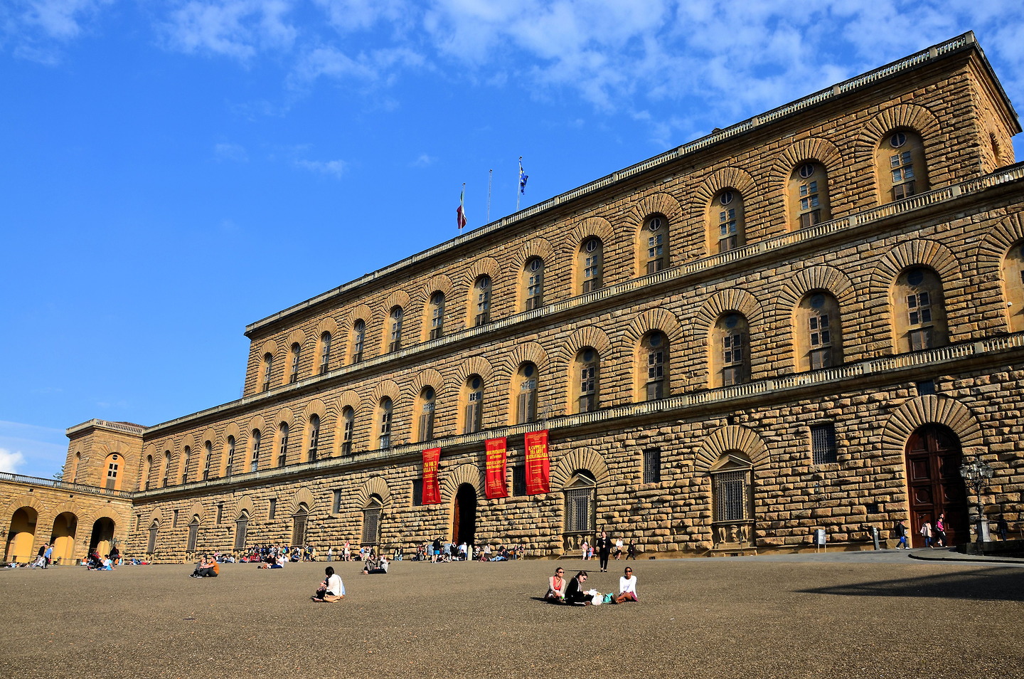 https://mdw-travel-data-us-east-1.s3.amazonaws.com/img/country/Italy/Palazzo-Pitti/img_01.jpg