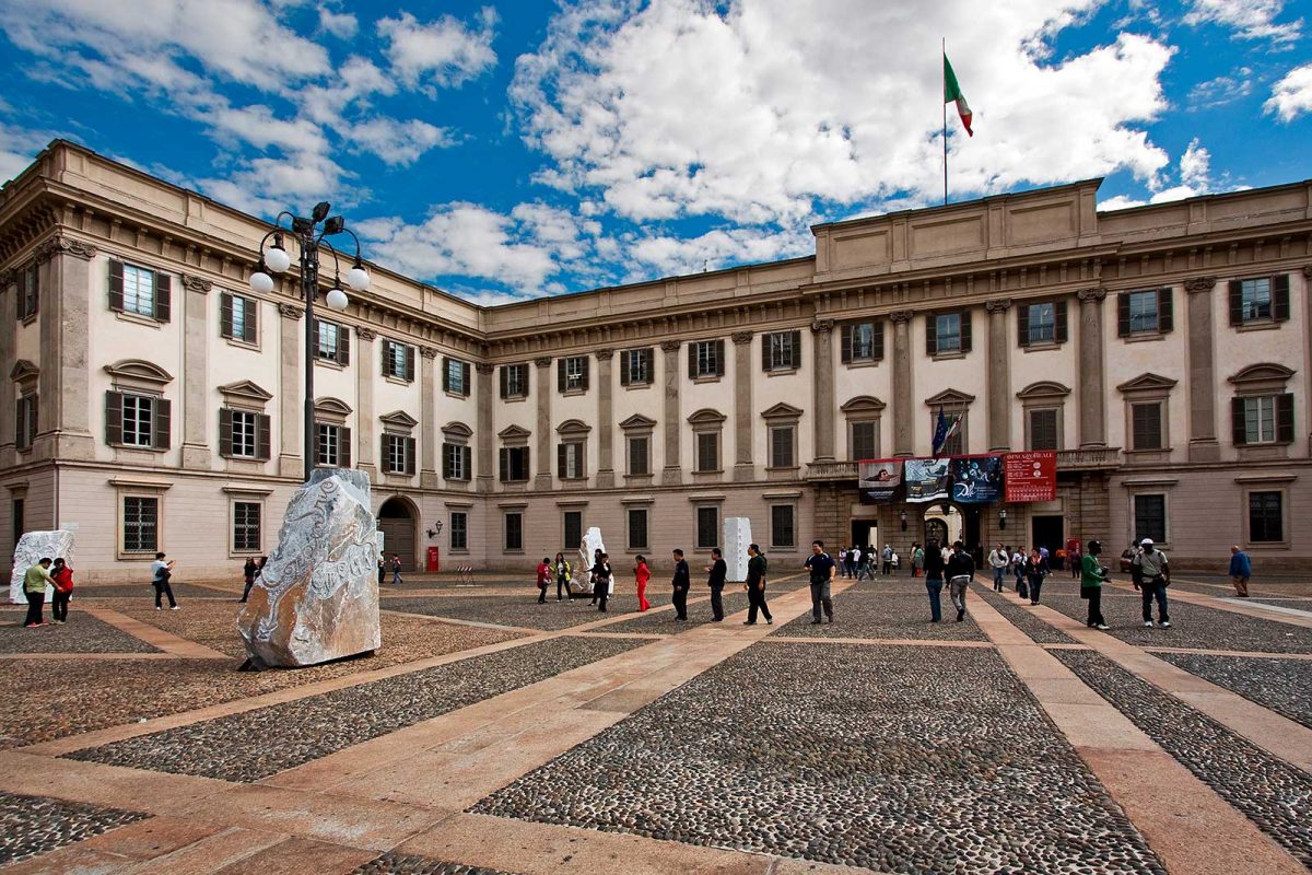 https://mdw-travel-data-us-east-1.s3.amazonaws.com/img/country/Italy/Palazzo-Reale/img_03.jpg