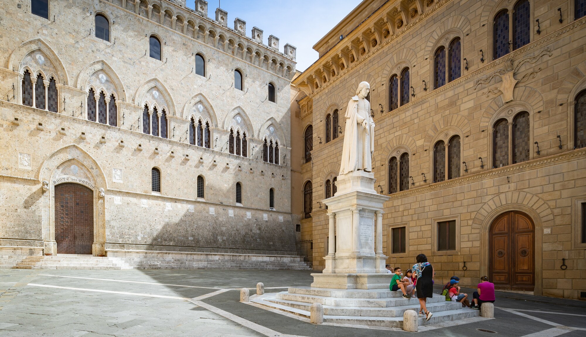 https://mdw-travel-data-us-east-1.s3.amazonaws.com/img/country/Italy/Palazzo-Salimbeni/img_00.jpg