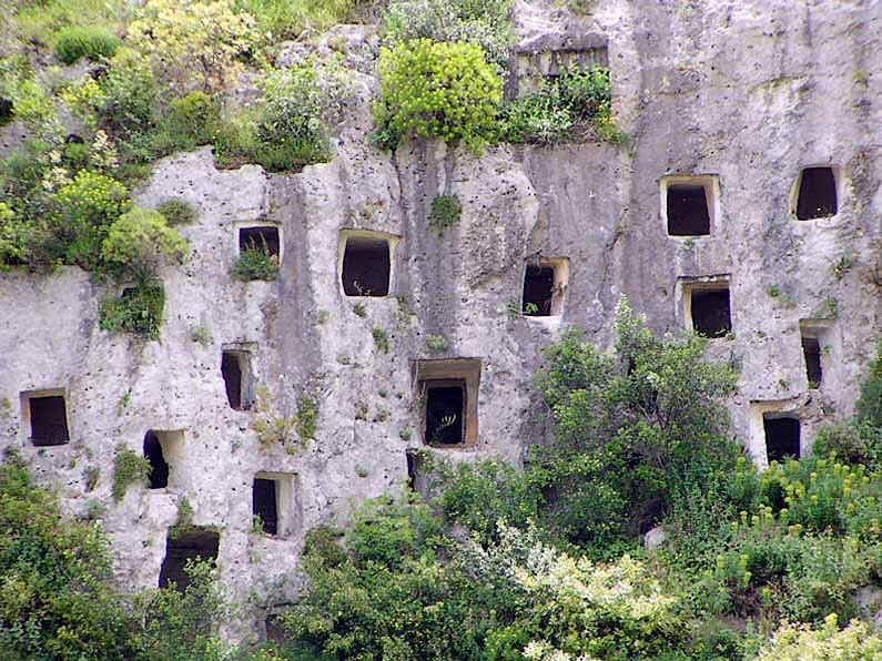 https://mdw-travel-data-us-east-1.s3.amazonaws.com/img/country/Italy/Pantalica-Necropolis/img_02.jpg