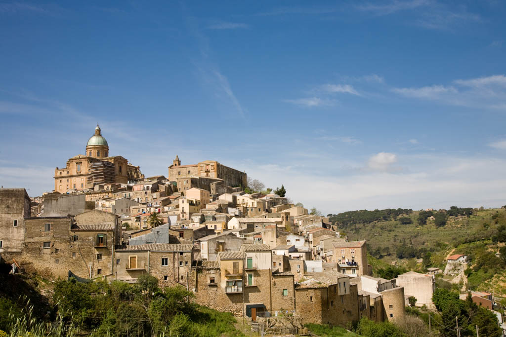 https://mdw-travel-data-us-east-1.s3.amazonaws.com/img/country/Italy/Piazza-Armerina/img_02.jpg