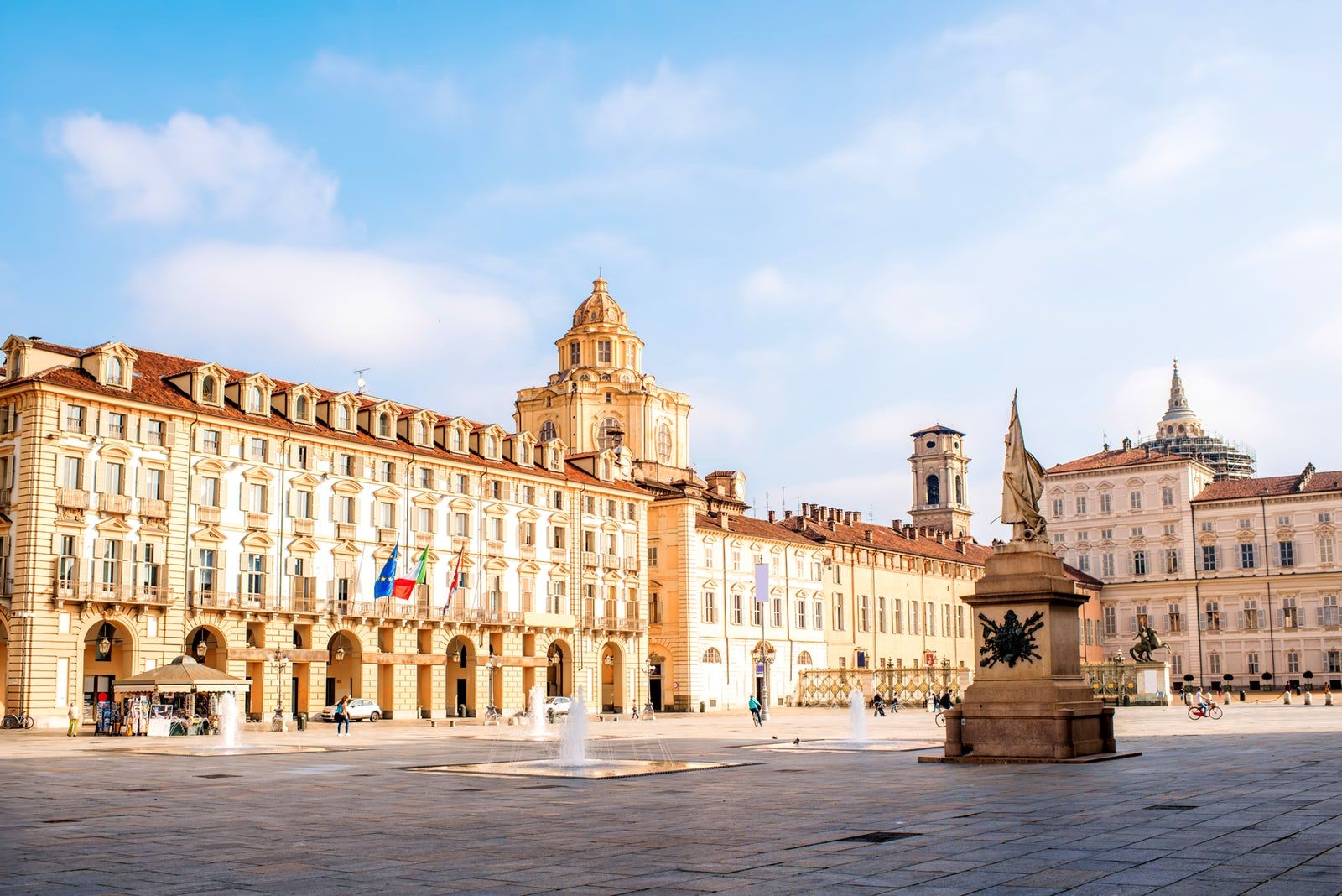 https://mdw-travel-data-us-east-1.s3.amazonaws.com/img/country/Italy/Piazza-Castello/img_00.jpg