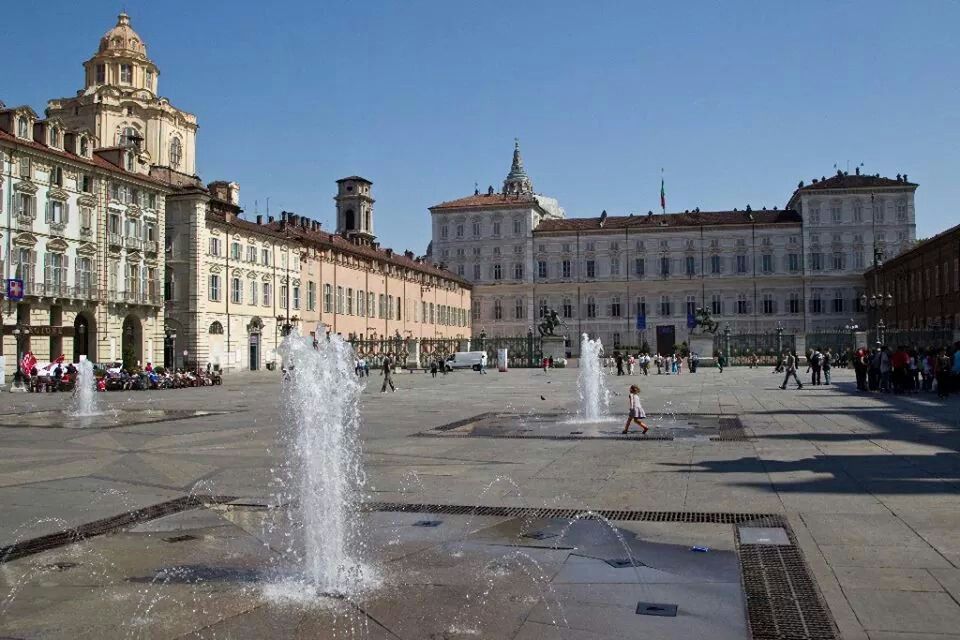 https://mdw-travel-data-us-east-1.s3.amazonaws.com/img/country/Italy/Piazza-Castello/img_01.jpg