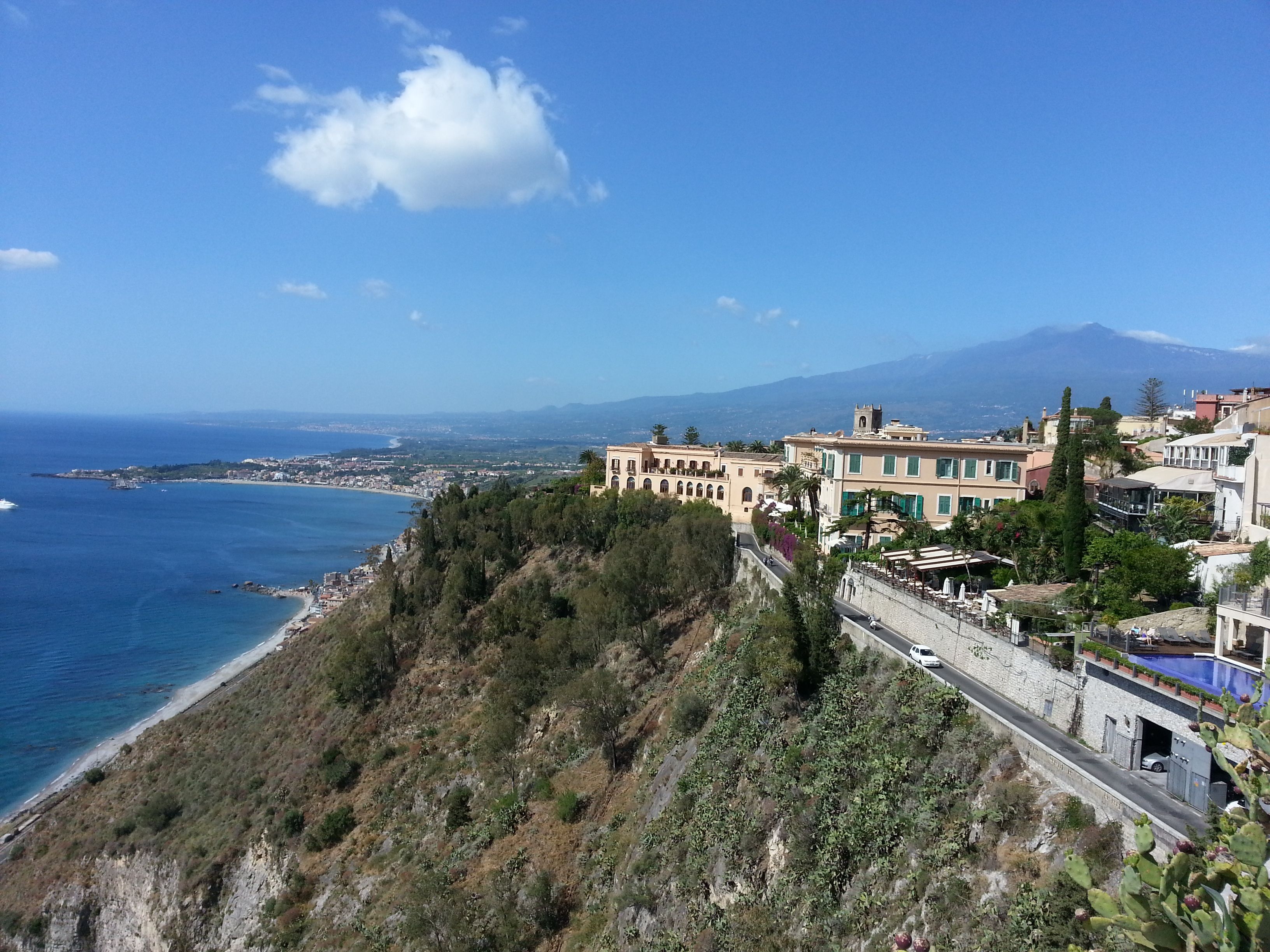 https://mdw-travel-data-us-east-1.s3.amazonaws.com/img/country/Italy/Piazza-IX-Aprile/img_03.jpg