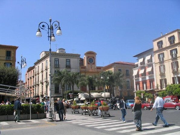 https://mdw-travel-data-us-east-1.s3.amazonaws.com/img/country/Italy/Piazza-Tasso/img_01.jpg