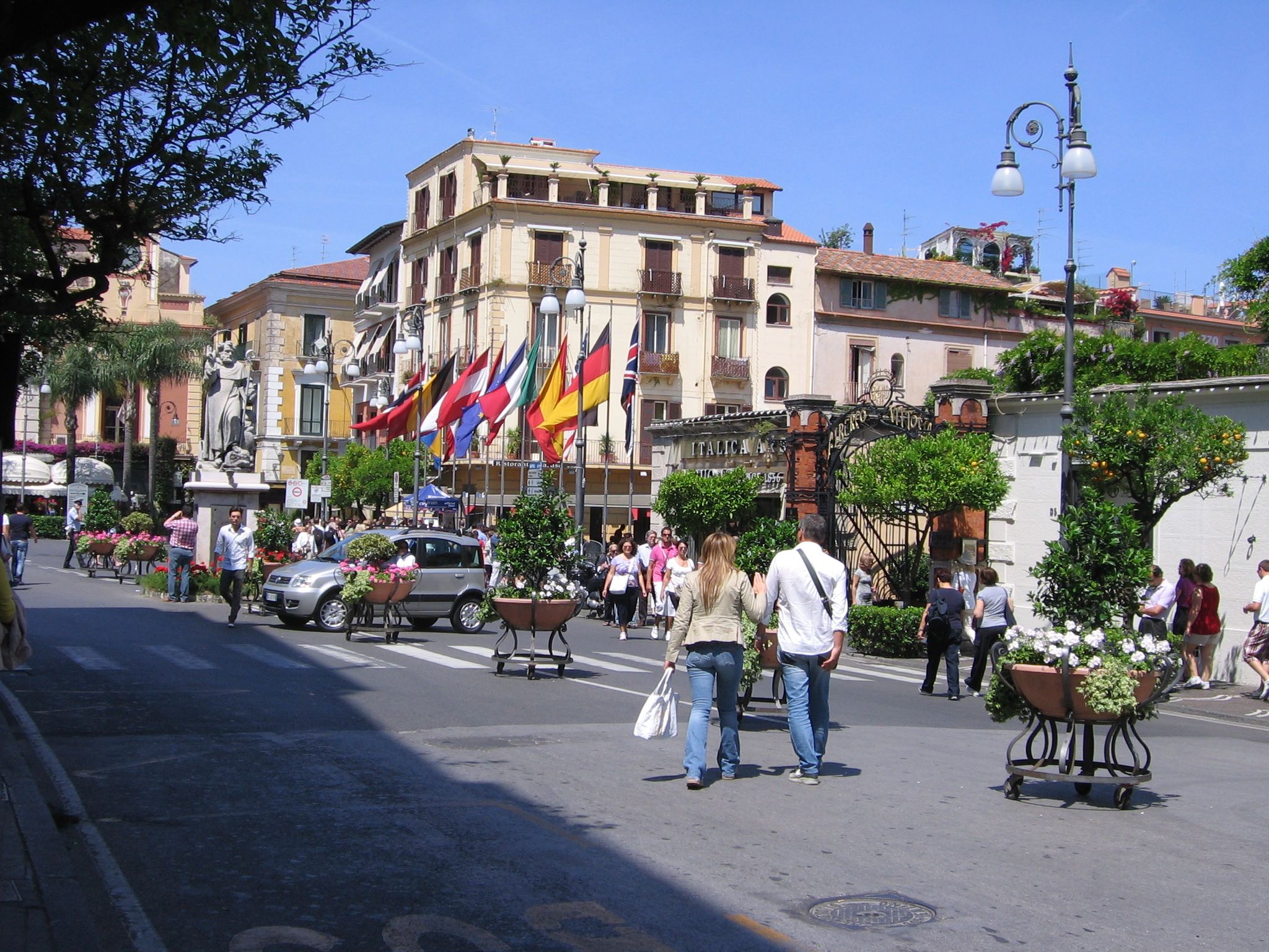 https://mdw-travel-data-us-east-1.s3.amazonaws.com/img/country/Italy/Piazza-Tasso/img_02.jpg