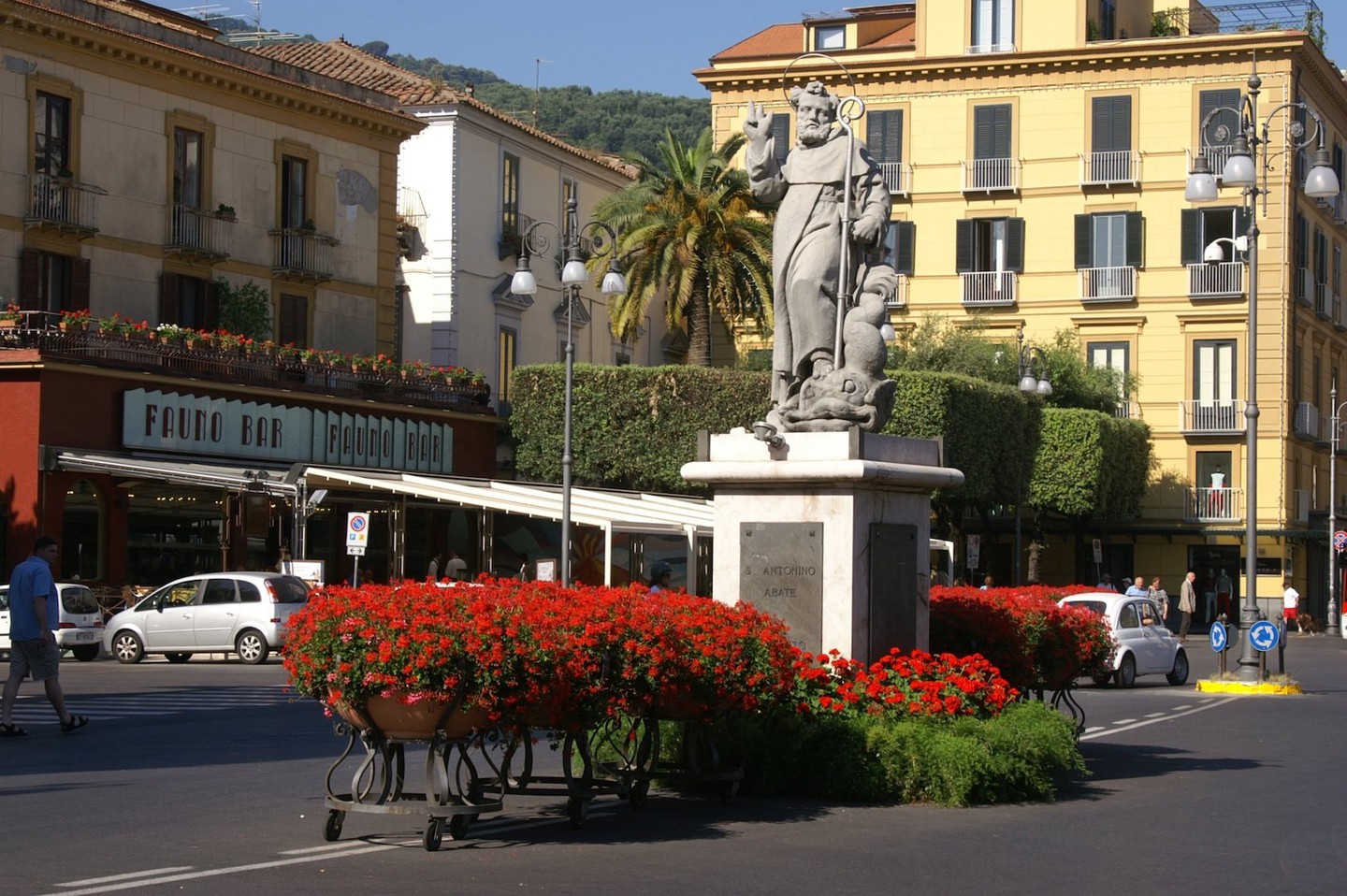 https://mdw-travel-data-us-east-1.s3.amazonaws.com/img/country/Italy/Piazza-Tasso/img_03.jpg