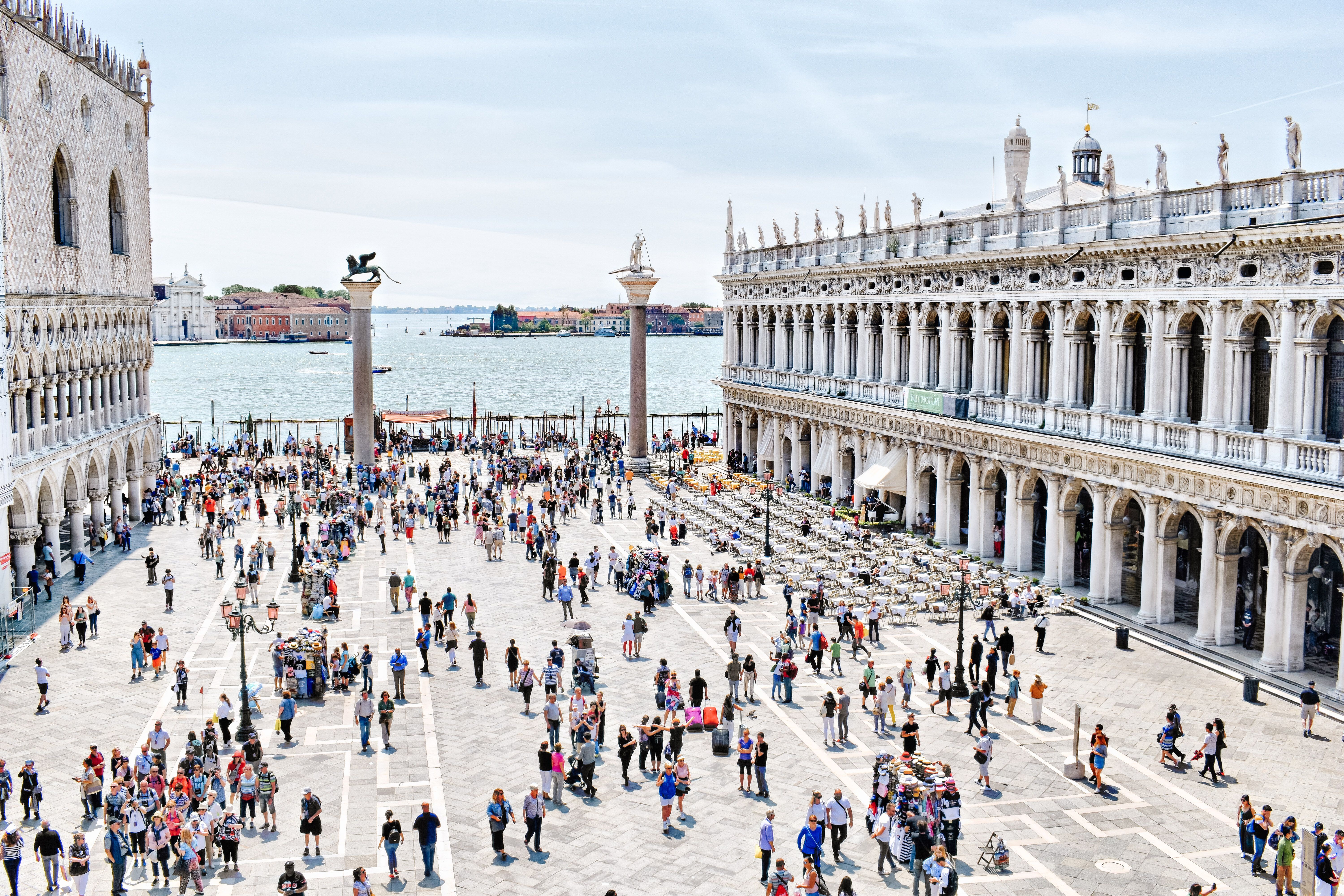 https://mdw-travel-data-us-east-1.s3.amazonaws.com/img/country/Italy/Piazza-Venezia/img_02.jpg