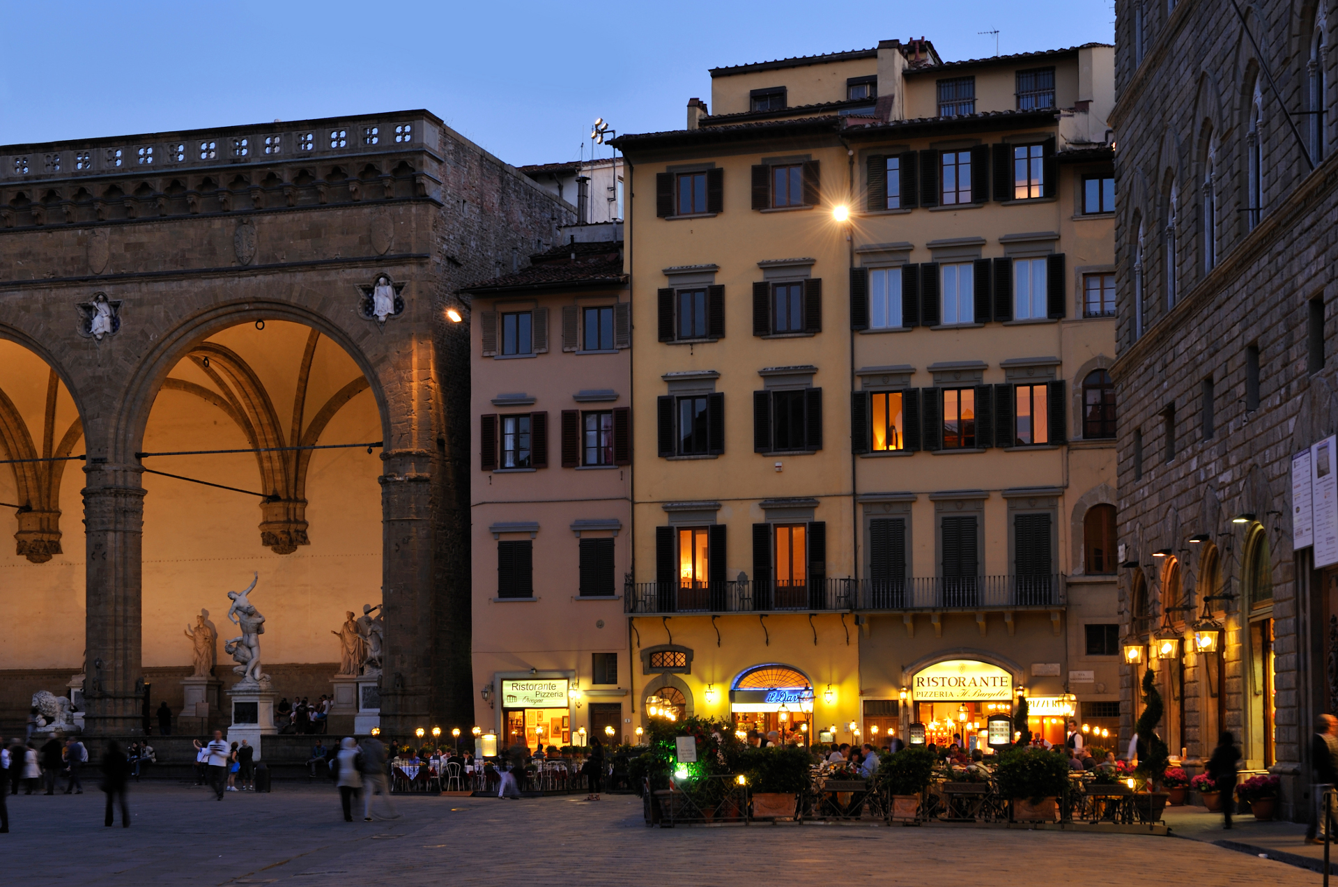 https://mdw-travel-data-us-east-1.s3.amazonaws.com/img/country/Italy/Piazza-della-Signoria/img_04.jpg