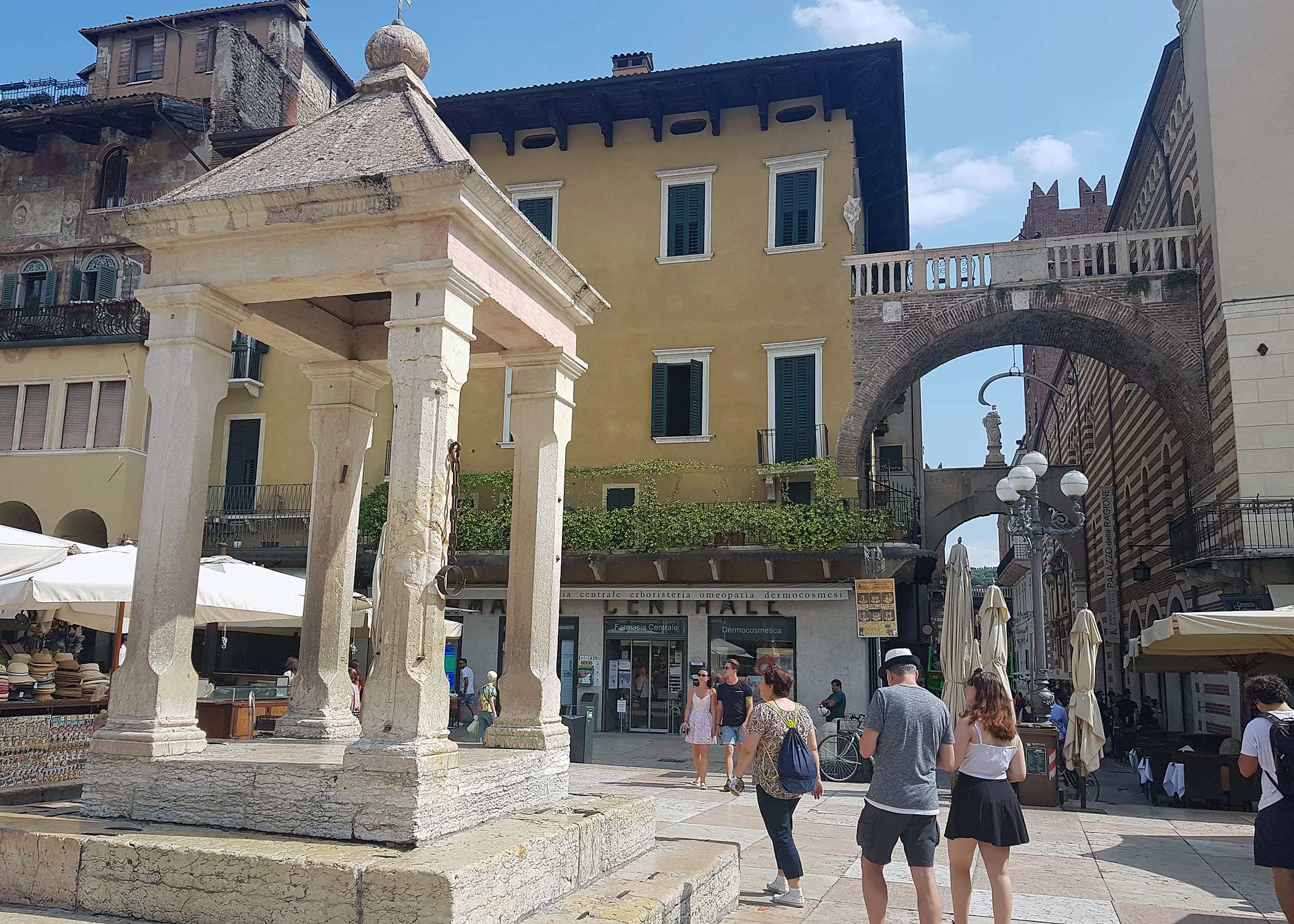 https://mdw-travel-data-us-east-1.s3.amazonaws.com/img/country/Italy/Piazza-delle-Erbe/img_02.jpg