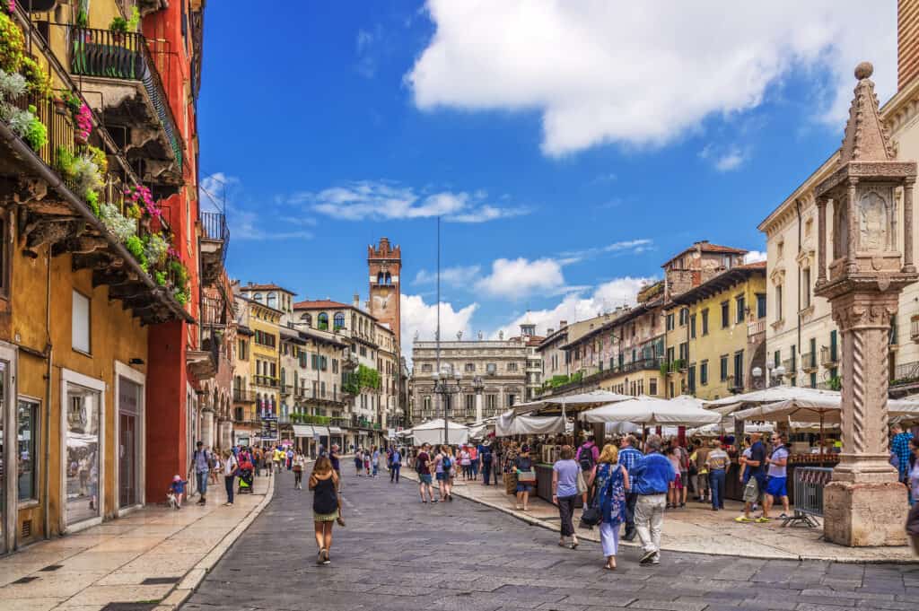 https://mdw-travel-data-us-east-1.s3.amazonaws.com/img/country/Italy/Piazza-delle-Erbe/img_03.jpg