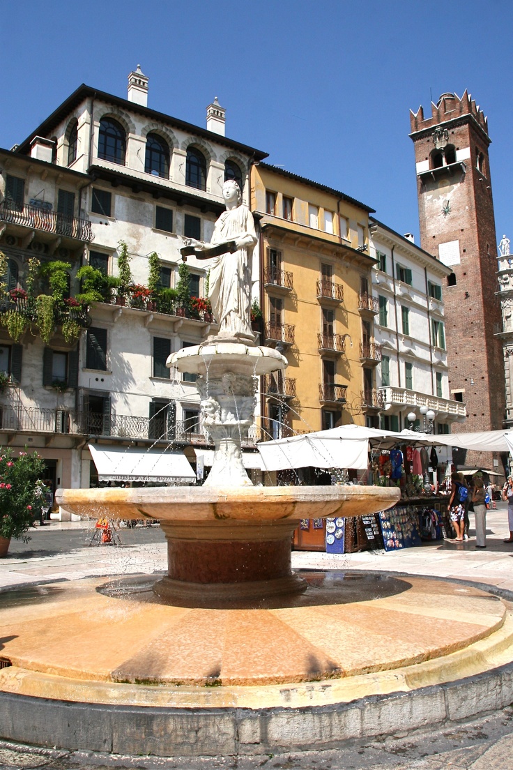 https://mdw-travel-data-us-east-1.s3.amazonaws.com/img/country/Italy/Piazza-delle-Erbe/img_05.jpg