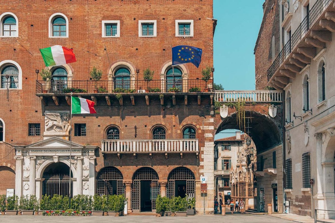 https://mdw-travel-data-us-east-1.s3.amazonaws.com/img/country/Italy/Piazze-di-Verona/img_02.jpg