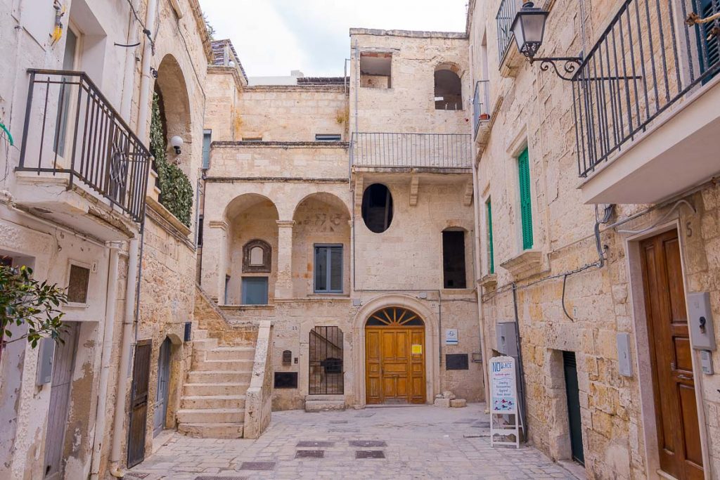 https://mdw-travel-data-us-east-1.s3.amazonaws.com/img/country/Italy/Polignano-a-Mare/img_02.jpg