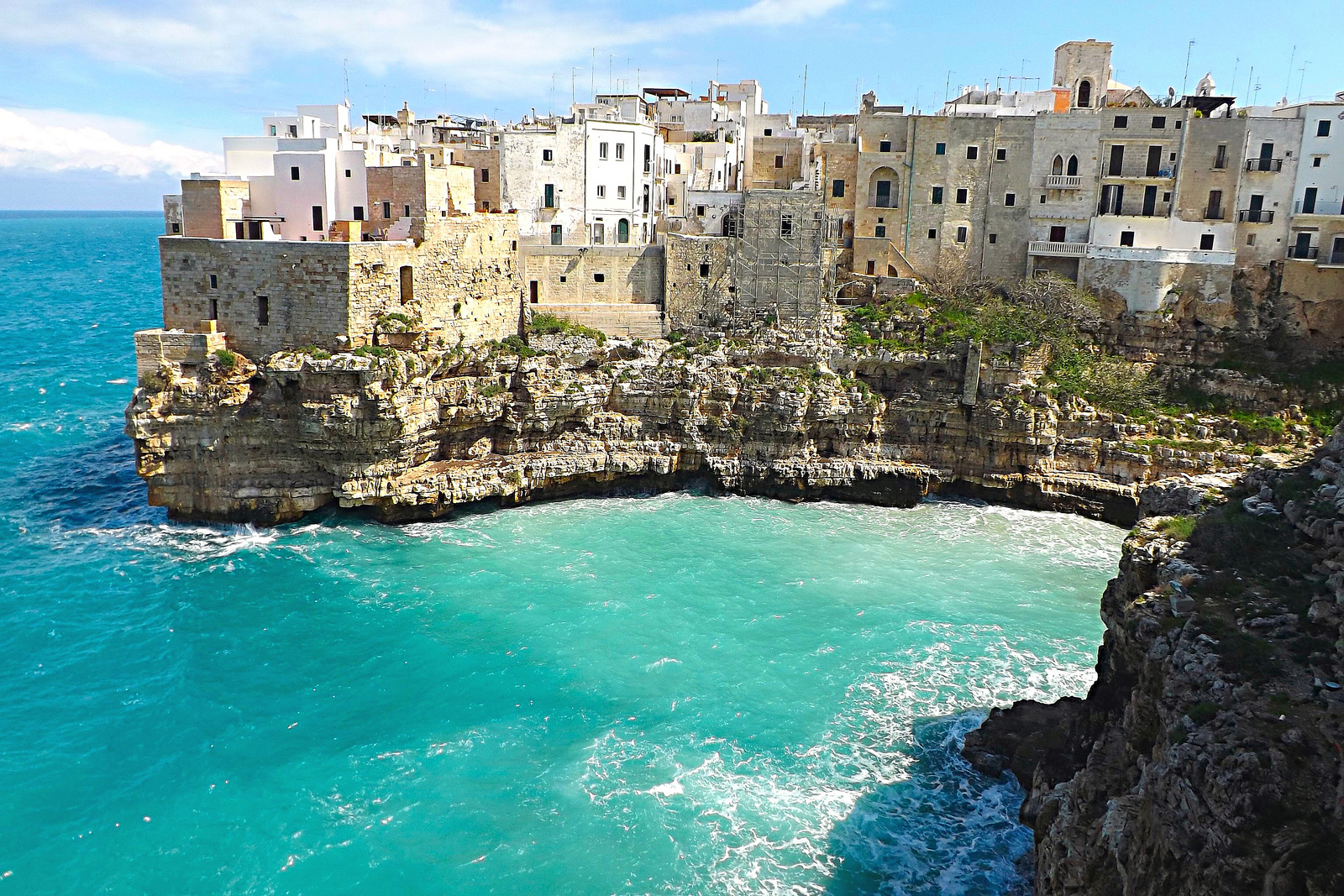 https://mdw-travel-data-us-east-1.s3.amazonaws.com/img/country/Italy/Polignano-a-Mare/img_03.jpg
