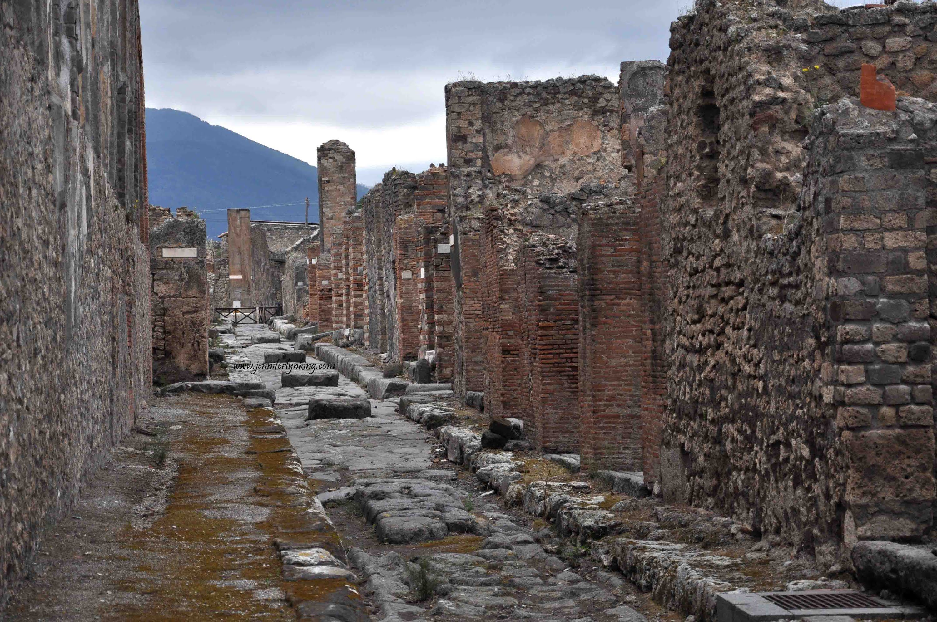 https://mdw-travel-data-us-east-1.s3.amazonaws.com/img/country/Italy/Pompeii-Forum/img_01.jpg