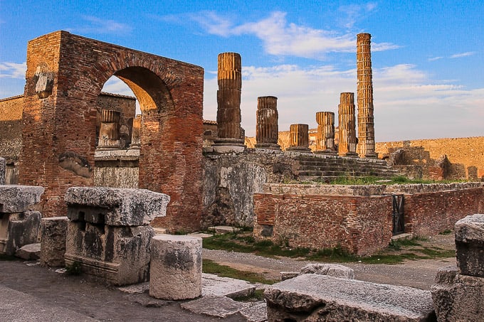 https://mdw-travel-data-us-east-1.s3.amazonaws.com/img/country/Italy/Pompeii-Forum/img_03.jpg